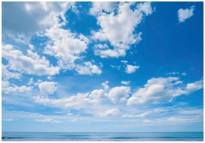 Fototapeta błękitne niebo z chmurami niebiesko biała panorama nad morzem