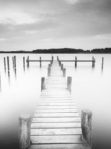 Fototapeta most we mgle pomost jezioro